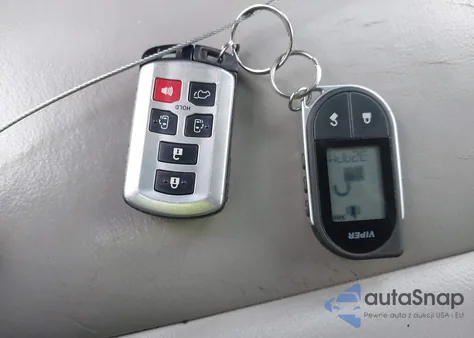 2016 Toyota Sienna Xle 8 Passenger z USA, uszkodzony, nr VIN 5TDYK3DC3GS739194